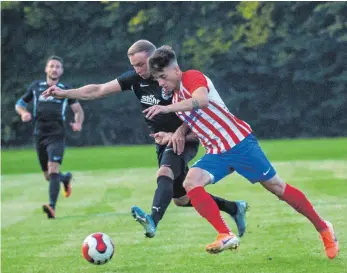  ?? ARCHIVFOTO: MANFRED SCHERWINSK­I ?? Noch ist unklar, wie es weitergeht mit dem Fußball im Bezirk Donau und in welchem Modus. Das Bild zeigt eine Begegnung der Bezirkslig­isten SW Donau (l.) und TSG Ehingen (r.).