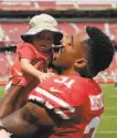  ?? Carlos Avila Gonzalez / The Chronicle 2019 ?? Raheem Mostert lifts his son, Gunnar, before playing the Steelers in September.