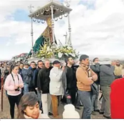  ??  ?? Los fieles portan la Virgen del Mar.