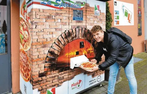  ?? Foto: Ulrich Wagner ?? Bei der Pizzeria La Commedia in der Gögginger Straße können sich Kunden an einem Automaten eine Pizza zum Mitnehmen bestellen.