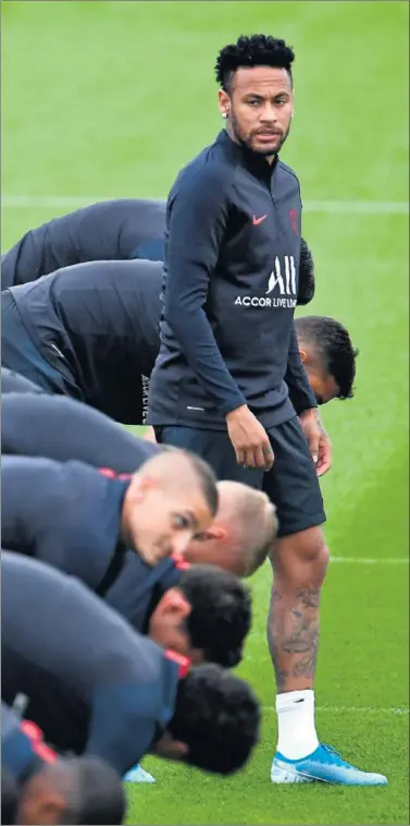  ??  ?? EN PARÍS. Mientras tanto, Neymar sigue entrenándo­se con sus compañeros.