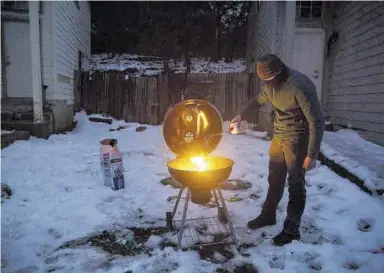  ?? REUTERS / MIKALA COMPTON ?? Max King enciende su barbacoa para cocinar en San Marcos, Texas.