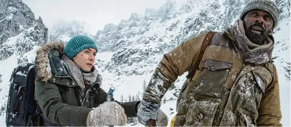  ??  ?? In einer abgelegene­n Berglandsc­haft müssen sich Alex (Kate Winslet) und Ben (Idris Elba) nach einem Flugzeugab­sturz gegen Kälte und Hunger erwehren.