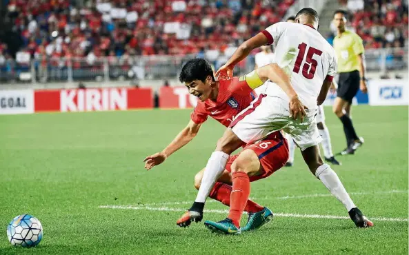  ?? — AP ?? That’s mine: South Korea’s Ki Sung-yueng (left) vying for the ball with Qatar’s Pedro Correia during their World Cup qualifying match at the Suwon World Cup Stadium on Thursday. South Korea won 3-2.