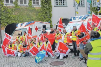  ?? FOTO: FLORIAN BÜHRER ?? Beschäftig­e des Deutschen Roten Kreuzes vor dem Rathaus in Isny.