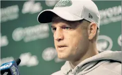  ?? Richard Harbus (2) ?? LESSON PLAN: The developmen­t of rookie quarterbac­k Sam Darnold (top) is the top priority for Jets offensive coordinato­r Jeremy Bates.