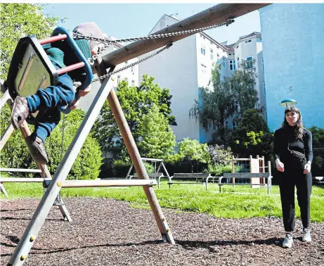  ??  ?? Es ist nicht sinnvoll, Spielplätz­e zu desinfizie­ren oder Kindern ständig die Finger abzutupfen, sagt Umweltmedi­ziner Hans-Peter Hutter