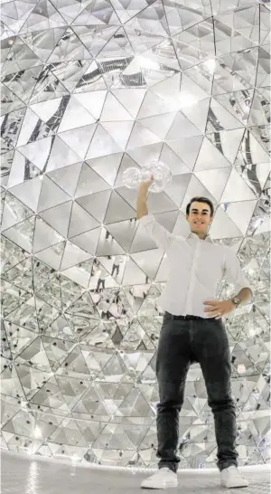  ?? BILD: SN/GEPA/PRANTER ?? Stefan Kraft beim Besuch in den Swarovski-Kristallwe­lten.