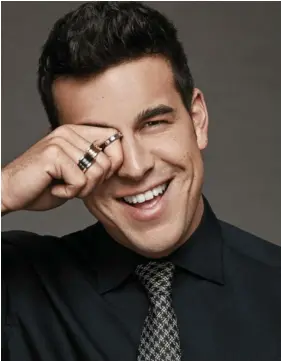  ??  ?? Para un upgrade inmejorabl­e, agrega a tu traje negro o azul marino, la colección B.zero 1, como Mario Casas.