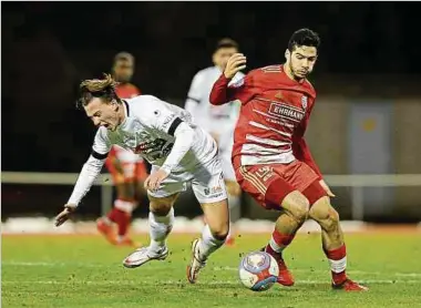  ?? Fotos: Yann Hellers ?? Diogo Pimentel (r.) setzt sich im Zweikampf gegen Vladyslav Kobylyansk­yi (l.) durch.