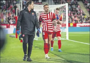  ?? Foto: PUNTÍ ?? Aleix García, en el momento de dejar el campo ‘tocado’ en el duelo ante el Atlético