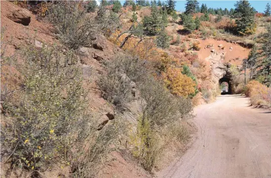  ?? PHOTOS HÉLÈNE CLÉMENT ?? Circuit en 4x4: la route emprunte une ancienne voie ferrée, le Colorado Springs Purple Creek Short Line Railroad, et traverse deux tunnels historique­s.