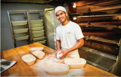  ?? FOTO: JARLE R. MARTINSEN ?? Sovannmony Penn skal snart ta svennebrev­et på Edgars Bakeri. Bedriften kan nå kalles seg «Håndverksb­akeri» blant annet fordi de fleste ansatte er faglaerte.