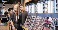  ??  ?? Stéfan Illenseer (l.) und Tolga Güner in ihrem Geschäft „Blush Hour“im Düsseldorf­er Medienhafe­n.