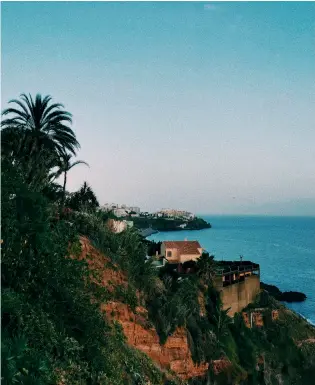  ??  ?? À direita, vista de São Martinho na costa da cidade do Funchal. Em baixo, uma rua da vila de São Vicente, no
Norte da ilha.