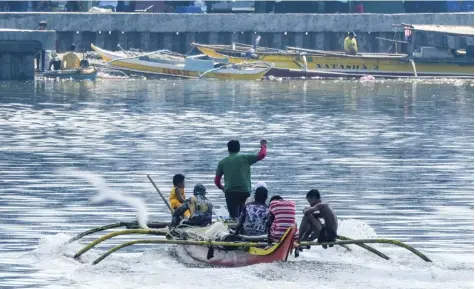  ?? PHOTOGRAPH BY KING RODRIGUEZ FOR THE DAILY TRIBUNE ?? FISHERMEN from the Manila Bay head toward the Bulungan Seafood Market in Parañaque City on Friday morning to sell their catch for the day.