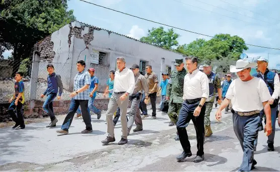  ??  ?? El mandatario federal recorrió zonas afectadas en Chiautla de Tapia, en compañía del gobernador de Puebla, Antonio Gali.