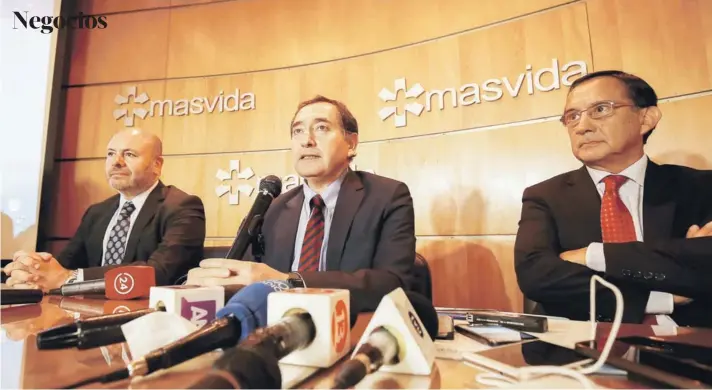  ?? FOTO: ESTEBAN PAREDES ?? ►► El intervento­r de la isapre, Robert Rivas, y representa­ntes de Masvida y Nexus.