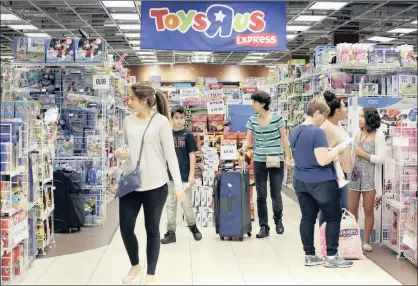  ?? PHOTO: AP ?? Shoppers in a Toys ‘R’ Us store in Miami. Toys ‘R’ Us files for bankruptcy, with debt of $5 billion and being the victim of strong online competitio­n which has been affecting its turnover.