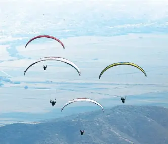  ?? S. SALDARRIAG­A/ARCHIVO. ?? La práctica de parapente es popular en el municipio de Roldanillo y sus alrededore­s.