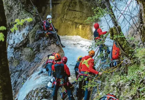  ?? Foto: Bayerische­s Rotes Kreuz Berchtesga­dener Land ?? Die Gumpe am Königsbach­fall im Nationalpa­rk Berchtesga­dener Land kostete im April 2019 zwei jungen Männern (das Bild zeigt den Einsatz der Rettungskr­äfte) das Leben. Sie ertranken in dem „Natural Infinity Pool“, wie das natürliche Wasserbeck­en unter Instagram‰Nutzern genannt wird.