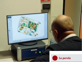  ?? (foto Ansa) ?? Al lavoro
Un addetto controlla a Linate il contenuto di una valigia passata nel nuovo sistema di gestione dei bagagli