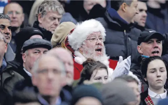  ?? // AFP ?? Algunos aficionado­s se disfrazan durante los partidos del Boxing Day.