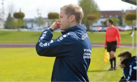  ?? Foto: Peter Kleist ?? Kissings Interimstr­ainer Bastian Lang weiß, was die Stunde geschlagen hat: Verliert der KSC am Sonntag in Ehekirchen, dann ist die Landesliga für die Kissinger Geschichte. Schon ein Unentschie­den könnte zu wenig sein.