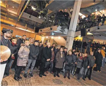  ?? FOTO: AXEL PRIES ?? Das Rathausfoy­er war am Wahlabend auf mehreren Etagen gut besucht.