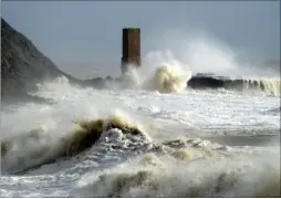  ??  ?? Stormy seas crash on to Sunny Sands beach in Folkestone