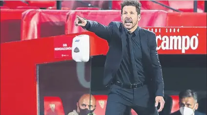  ?? FOTO: GETTY ?? Diego Pablo Simeone, entrenador del Atlético de Madrid, dando indicacion­es en la banda del Sánchez Pizjuán