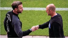  ?? FOTO: MARIUS BECKER / DPA ?? Duisburgs Trainer Torsten Lieberknec­ht (rechts) und Jenas René Klingbeil mit der fairen Geste vor dem Spiel.