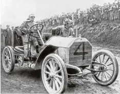  ?? Foto: Daimler AG ?? Wer beim Mercedes Simplex von 1902 die Gänge wechseln wollte, musste dafür mit einer außen am Wagen angebracht­en Schaltung hantieren.