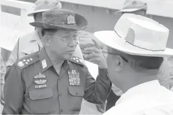  ?? AGENCE FRANCE PRESSE ?? Myanmar military chief Senior General Min Aung Hlaing (left) inspects a major bridge along Yangon to Mandalay highway linking Yangon to capital Naypyidaw damaged by rampaging flood waters from a dam.