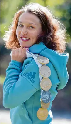  ?? Foto: Rauchenste­iner ?? Die Ausbeute eines höchst erfolgreic­hen Winters: Laura Dahlmeier präsentier­t ihre sechs WM Medaillen aus Hochfilzen.