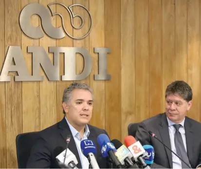  ?? FOTO COLPRENSA ?? El mandatario electo Iván Duque junto al presidente de la Asociación Nacional de Empresario­s de Colombia (ANDI), Bruce Mc. Master, ayer durante rueda de prensa.