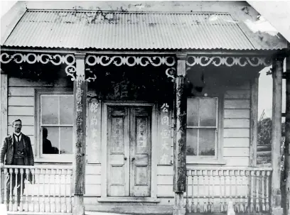  ?? WALLACE EARLY SETTLERS ASSOCIATIO­N ?? A Chinese temple at the goldfields settlement of Round Hill, in Southland, in the late 19th century.