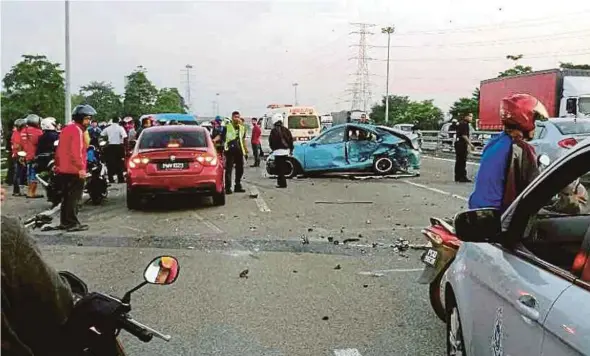  ??  ?? The scene of the accident at Km134 of the North-South Expressway near Bukit Mertajam yesterday. PIC COURTESY OF NST READER