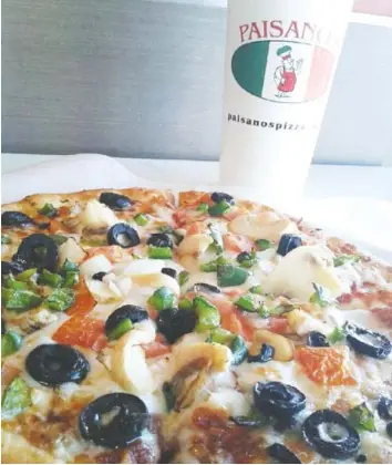  ?? PHOTO BY YOLANDA PUTMAN ?? A 10-inch, New York-style veggie pizza at Paisano’s Pizza in East Brainerd comes with toppings of green peppers, black olives, tomatoes and mushrooms.