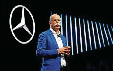  ??  ?? Glaubt trotz Abgaskrise und drohenden Fahrverbot­en fest an die Zukunft des Verbrennun­gsmotors: Dieter Zetsche, Chef des Daimler-konzerns. Foto: dpa Picture-alliance