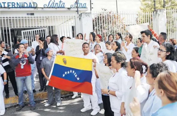  ??  ?? ► Médicos y enfermeras protestan por mejoras salariales y dotación de materiales de salud, en junio en Caracas.