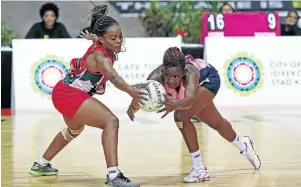  ?? /CHRIS RICCO/BACKPAGEPI­X ?? Teresa Faz-Tudo of the Northern Cape Diamonds battles for the ball with Nontando Lusaseni of the Eastern Cape Aloes during their game at the Bellville Velodrome in Cape Town.