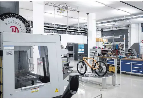  ??  ?? In der Pilotfabri­k werden Software-Programme für Automatisi­erungsproz­esse, aber auch 3-D-Drucker für Kleinstser­ien entwickelt
