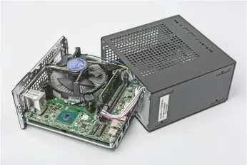  ??  ?? De mini-pc is opgebouwd als een barebone: cpu, koeler en werkgeheug­en zitten bovenop het moederbord, de ssd wordt aan de onderkant aangebrach­t.