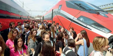  ??  ?? Ragazze sul Frecciaros­sa Il fiume di studentess­e che ha partecipat­o a Vicenza all’evento «Women in motion» di Ferrovie