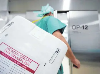  ?? FOTO: DPA ?? Transportb­ehälter für entnommene Organe: In Deutschlan­d werden dringend mehr Organspend­en benötigt – dabei hat die Spendenber­eitschaft zuletzt eher zugenommen.