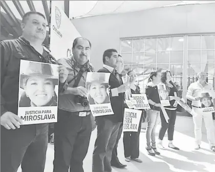  ??  ?? Un grupo de reporteros y fotógrafos de Chihuahua, durante una protesta silenciosa en abril pasado por el homicidio de Miroslava Breach ■ Foto Rubén Villalpand­o