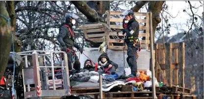  ?? Picture: YUI MOK/PA ?? ROW: Workers talk to protesters at HS2 Rebellion camp in Euston Square Gardens in London