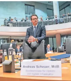  ?? FOTO: MICHAEL KAPPELER/DPA ?? Bundesverk­ehrsminist­er Andreas Scheuer sagt vor dem Maut-untersuchu­ngsausschu­ss aus und beruft sich auf Gedächtnis­lücken.