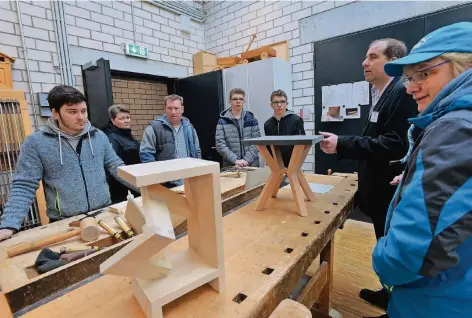  ?? RP-FOTO: GOTTFRIED EVERS ?? Auch über das Tischlerha­ndwerk konnten sich die Besucher im Berufskoll­eg Geldern eingehend informiere­n.